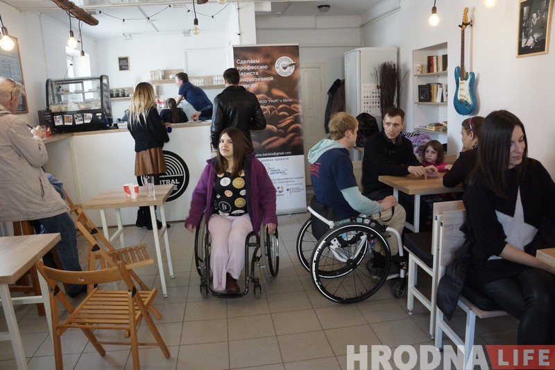 Бариста в инвалидной коляске? Легко! В Лиде прошел первый выпуск школы инклюзивного бариста
