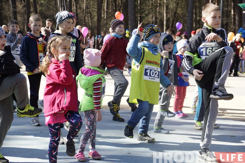 Масавы забег і шарыкі у небе. Як гродзенцы адзначылі Дзень здароўя (Фота) Масавы забег і шарыкі у небе. Як гродзенцы адзначылі Дзень здароўя (Фота)