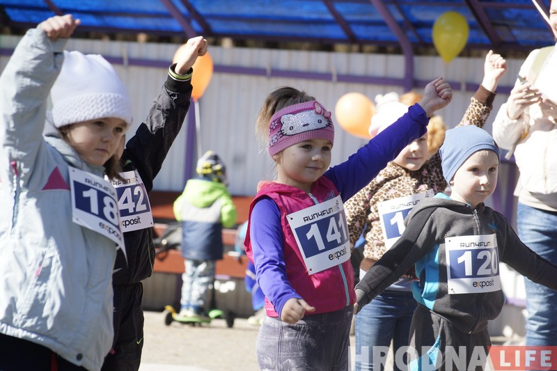Масавы забег і шарыкі у небе. Як гродзенцы адзначылі Дзень здароўя (Фота) Масавы забег і шарыкі у небе. Як гродзенцы адзначылі Дзень здароўя (Фота)