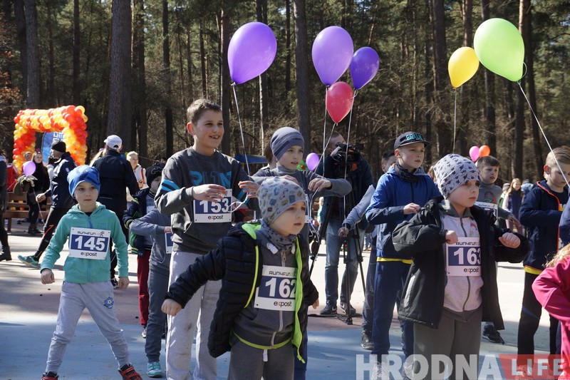 Масавы забег і шарыкі у небе. Як гродзенцы адзначылі Дзень здароўя (Фота) Масавы забег і шарыкі у небе. Як гродзенцы адзначылі Дзень здароўя (Фота)