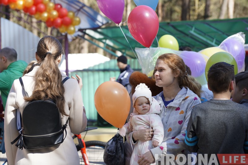 Масавы забег і шарыкі у небе. Як гродзенцы адзначылі Дзень здароўя (Фота) Масавы забег і шарыкі у небе. Як гродзенцы адзначылі Дзень здароўя (Фота)