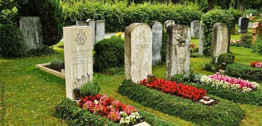 Штучная Радуніца: пластыкавыя кветкі на могілках перажывуць пахаваных на сотні год