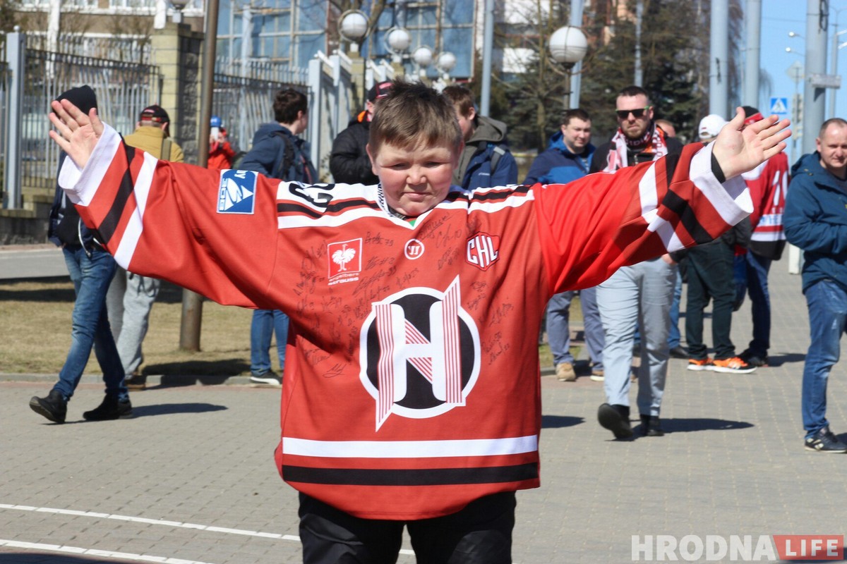 Чырвона-чорная армія гродзенскіх заўзятараў едзе ў Мінск па Кубак краіны Чырвона-чорная армія гродзенскіх заўзятараў едзе ў Мінск па Кубак краіны