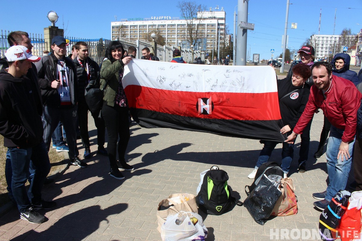 Чырвона-чорная армія гродзенскіх заўзятараў едзе ў Мінск па Кубак краіны Чырвона-чорная армія гродзенскіх заўзятараў едзе ў Мінск па Кубак краіны