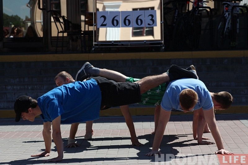 "Кто-то выпивает, а мы по спорту": гродненцы отжиманиями отметили День Победы