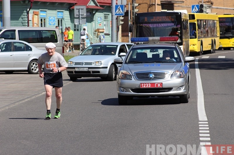 "Медали раздаю внукам". Участник «Гарадзенскай вандроўкi» рассказал как бегает в 80 лет