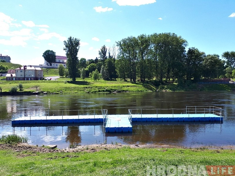 На набярэжнай Нёмана ўсталявалі прычал для маламерных судоў На набярэжнай Нёмана ўсталявалі прычал для маламерных судоў