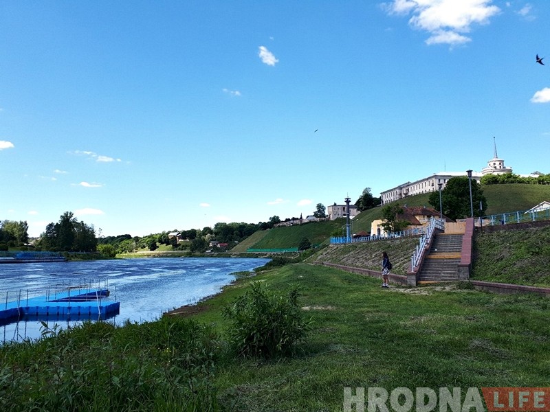 На набярэжнай Нёмана ўсталявалі прычал для маламерных судоў На набярэжнай Нёмана ўсталявалі прычал для маламерных судоў