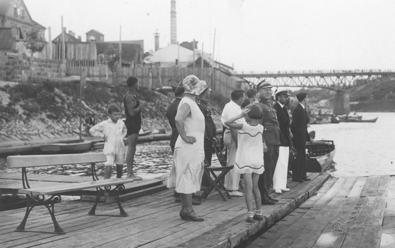 На набережной Немана установили причал для маломерных судов