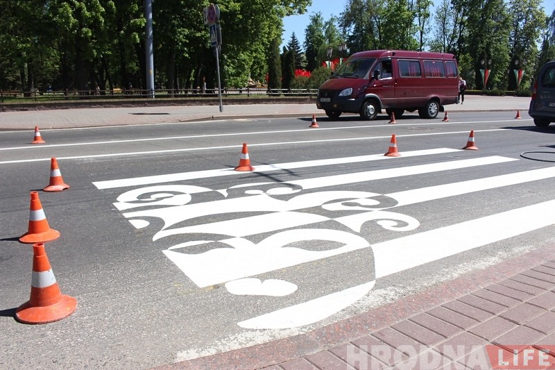 В Гродно на пешеходных переходах начали появляться надписи и рисунки