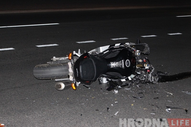 На Дзяржынскага ля парку Жылібера сутыкнуліся аўтамабіль і матацыкл