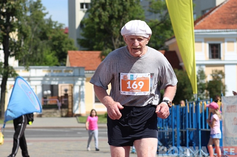 "Медали раздаю внукам". Участник «Гарадзенскай вандроўкi» рассказал как бегает в 80 лет