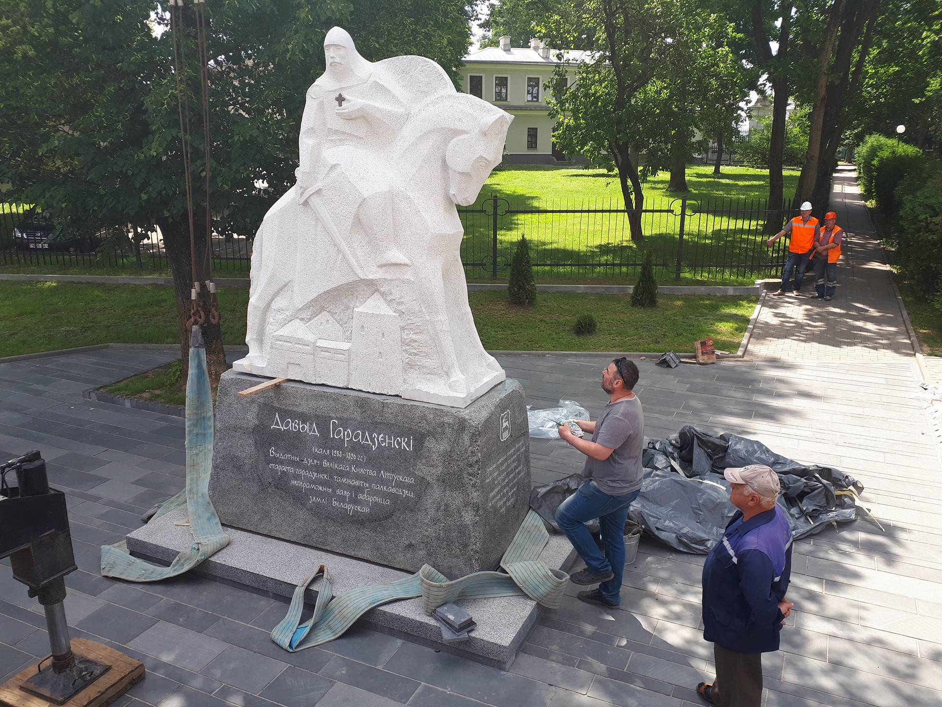 Фотафакт: Каля гродзенскіх замкаў усталявалі помнік Давыду Гарадзенскаму Фотафакт: Каля гродзенскіх замкаў усталявалі помнік Давыду Гарадзенскаму