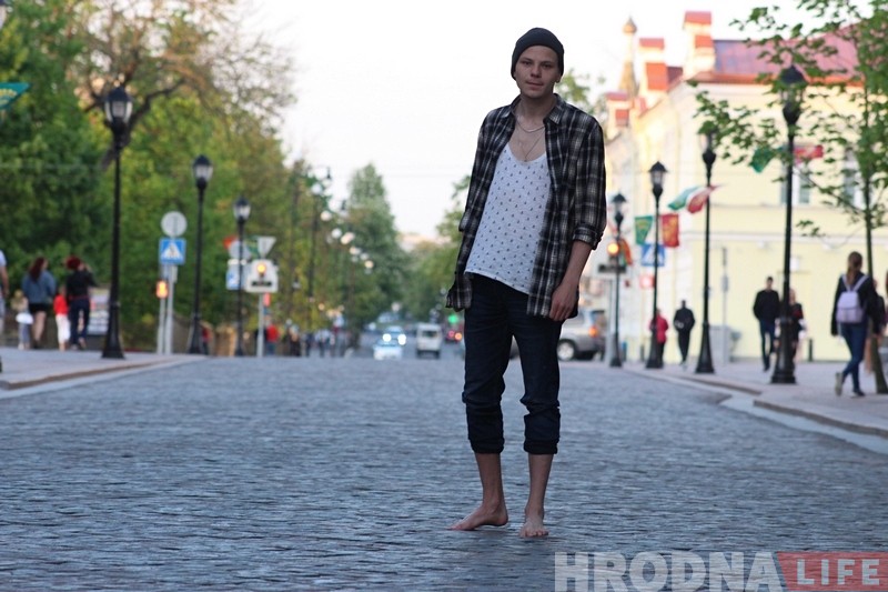 "Не прыкол, а лад жыцця". Гродзенец распавёў, як пачаў хадзіць басанож па вуліцы