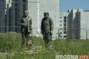 Драўляныя героі "Белых рос" з'явіліся на месцы знесенай вёскі