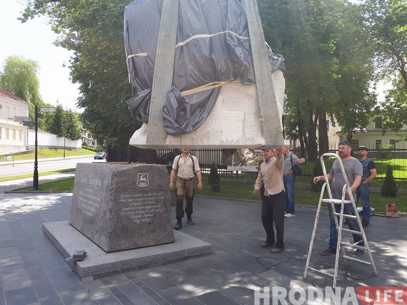 Фотафакт: Каля гродзенскіх замкаў усталявалі помнік Давыду Гарадзенскаму Фотафакт: Каля гродзенскіх замкаў усталявалі помнік Давыду Гарадзенскаму
