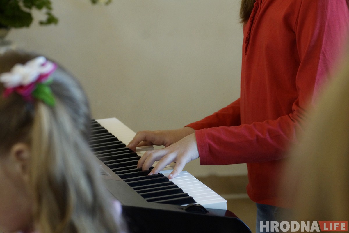 Одна на миллион. Десятилетняя Настя побеждает выпускников и играет в костеле, хотя никогда не видела нот