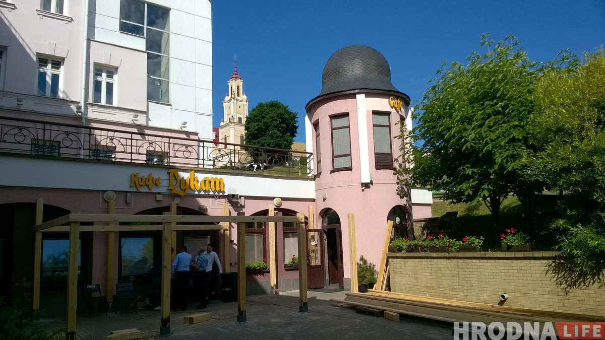 Летнія пляцоўкі ў цэнтры Гродна. Топ-10 месцаў для кавы на вольным паветры