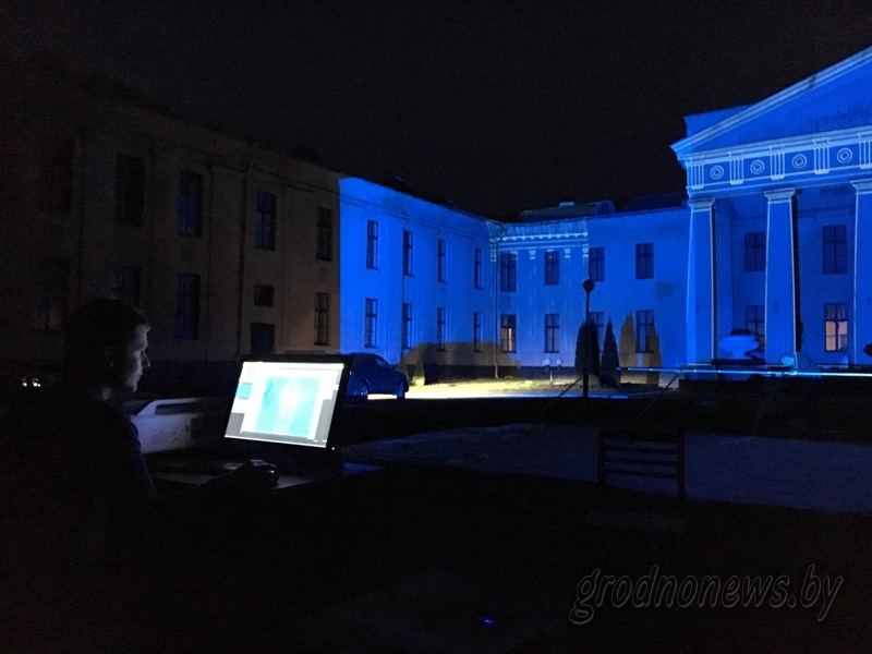 Сцены Новага замка ў ноч на 1 чэрвеня ператвораць у вялізны экран з эфектамі