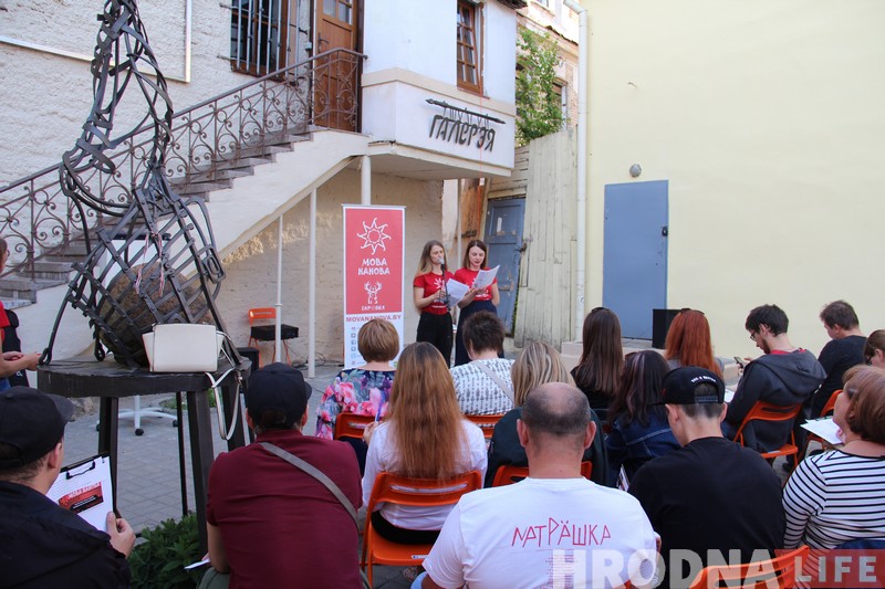 А акуляры здымаць? На выпускным “Мовы Нанова” Віталь Гуркоў вучыў студэнтаў баксіраваць