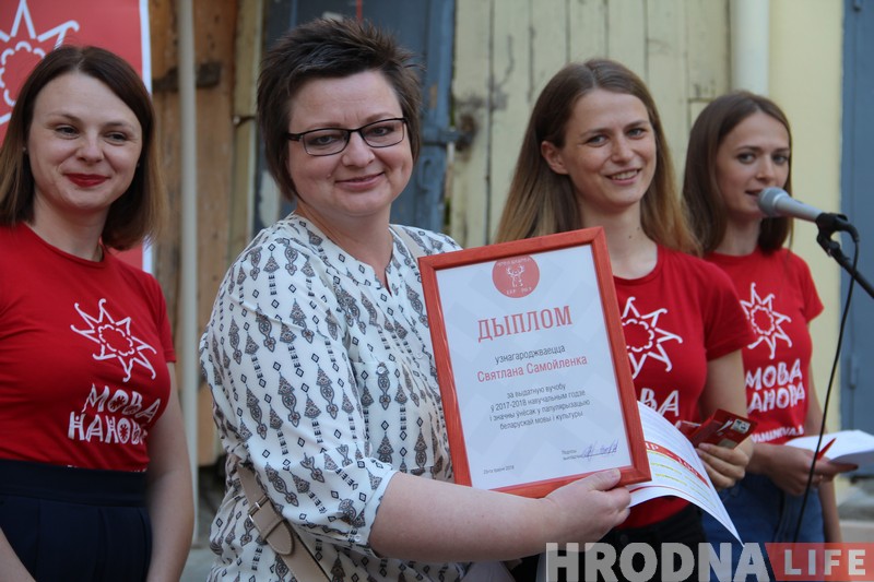 А акуляры здымаць? На выпускным “Мовы Нанова” Віталь Гуркоў вучыў студэнтаў баксіраваць