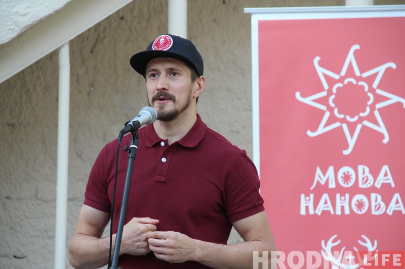 А акуляры здымаць? На выпускным “Мовы Нанова” Віталь Гуркоў вучыў студэнтаў баксіраваць