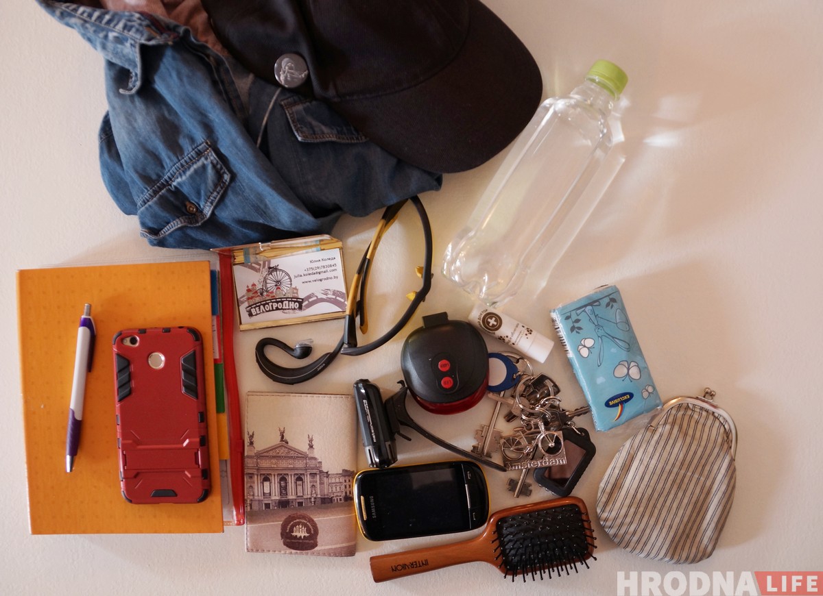 Что гродненки носят в своих сумочках? Пятеро девушек не побоялись показать