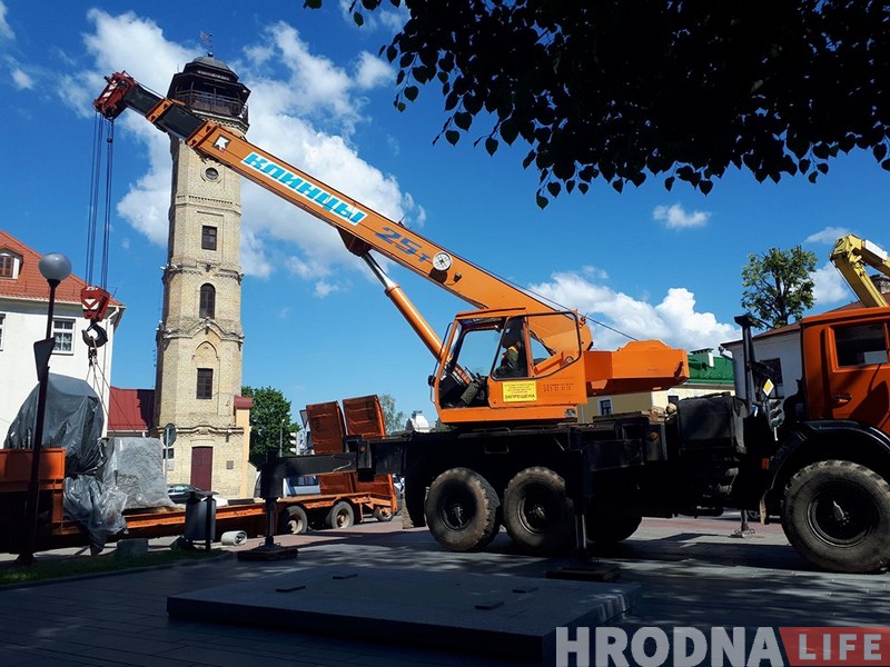 Фотафакт: Каля гродзенскіх замкаў усталявалі помнік Давыду Гарадзенскаму Фотафакт: Каля гродзенскіх замкаў усталявалі помнік Давыду Гарадзенскаму