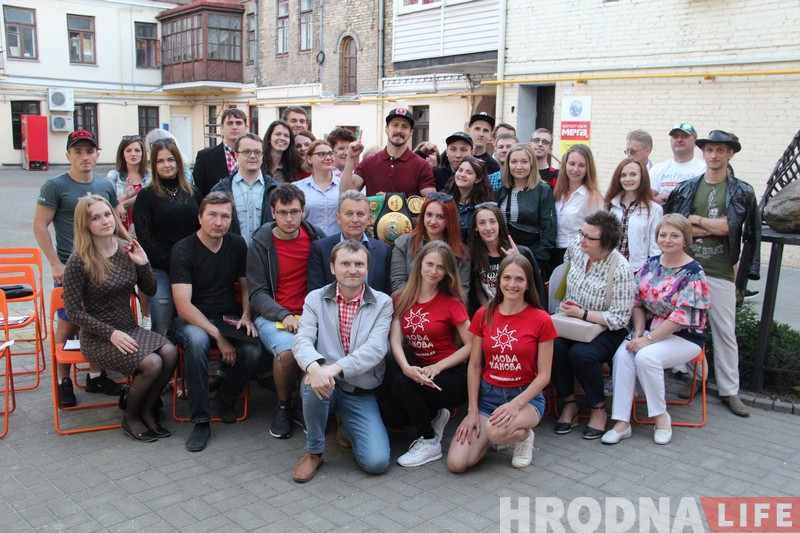 А акуляры здымаць? На выпускным “Мовы Нанова” Віталь Гуркоў вучыў студэнтаў баксіраваць