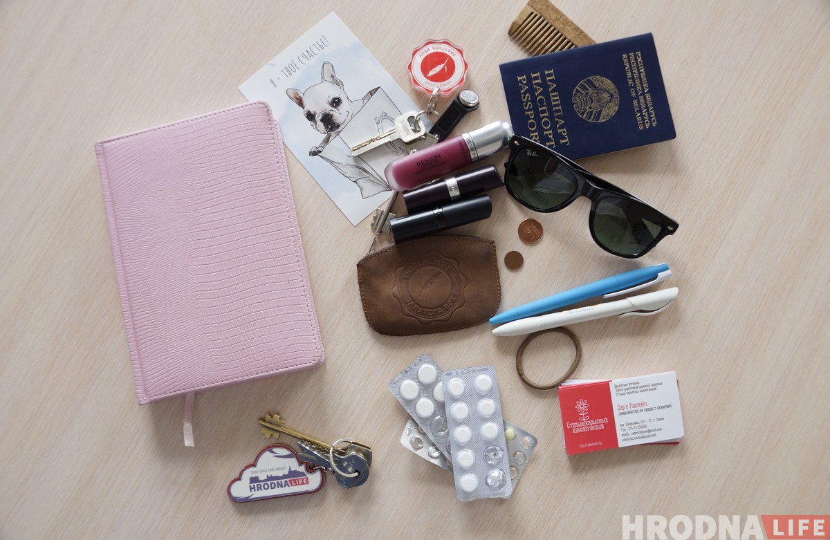 Что гродненки носят в своих сумочках? Пятеро девушек не побоялись показать