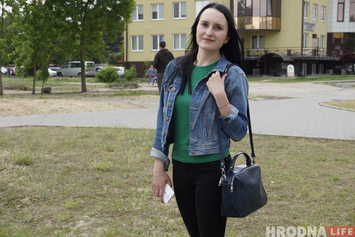 Что гродненки носят в своих сумочках? Пятеро девушек не побоялись показать