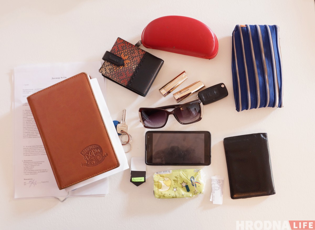 Что гродненки носят в своих сумочках? Пятеро девушек не побоялись показать