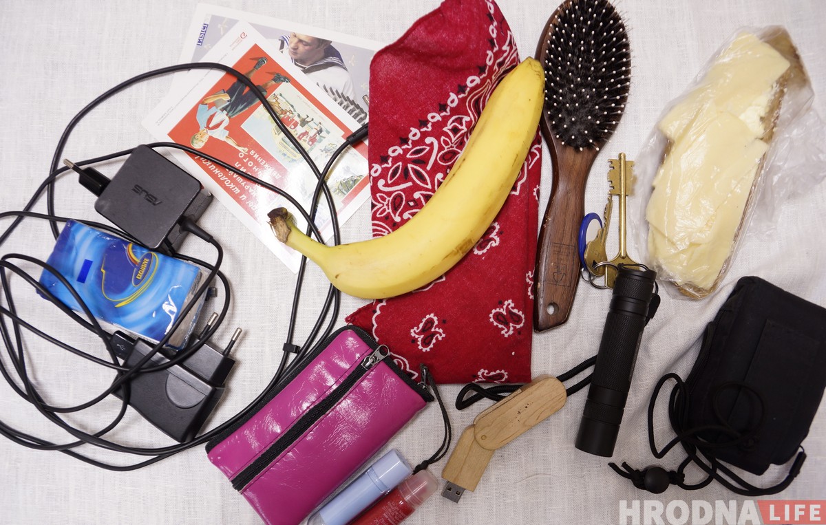 Что гродненки носят в своих сумочках? Пятеро девушек не побоялись показать