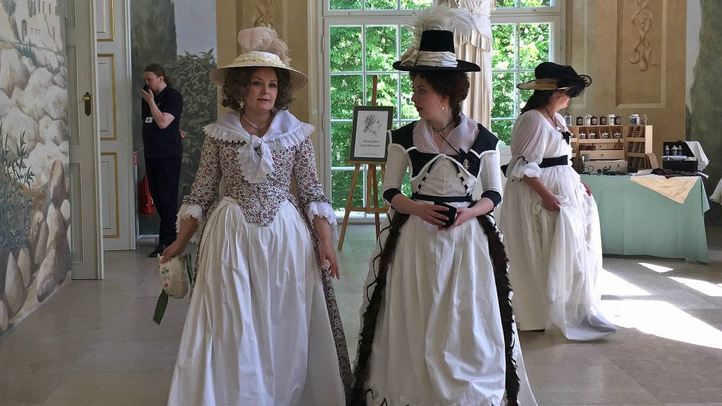 Макіяж здымалі нажом: як жылі модніцы ў часы Панятоўскага