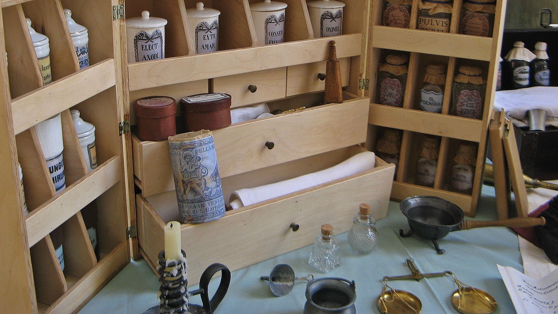 Макіяж здымалі нажом: як жылі модніцы ў часы Панятоўскага