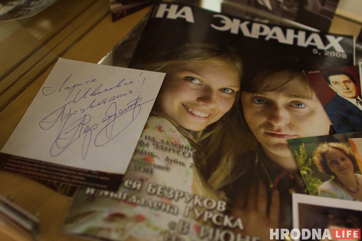 Кумиры театра и кино под одной крышей: выставка из частной коллекции гродненки открылась в библиотеке Кумиры театра и кино под одной крышей: выставка из частной коллекции гродненки открылась в библиотеке