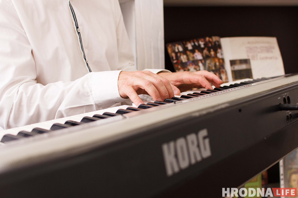 Кумиры театра и кино под одной крышей: выставка из частной коллекции гродненки открылась в библиотеке Кумиры театра и кино под одной крышей: выставка из частной коллекции гродненки открылась в библиотеке