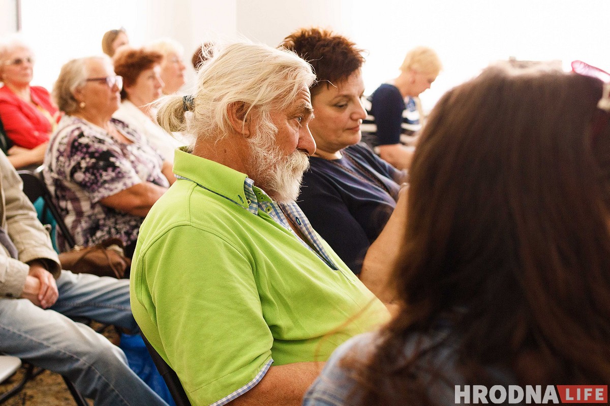 Кумиры театра и кино под одной крышей: выставка из частной коллекции гродненки открылась в библиотеке Кумиры театра и кино под одной крышей: выставка из частной коллекции гродненки открылась в библиотеке