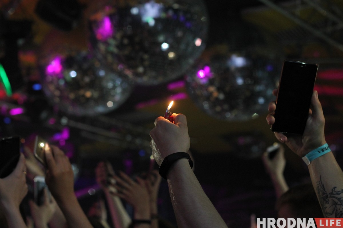 "Мы будзем мокрыя, як сучкі". ЛСП сабраў у Гродне поўную "Галактыку" фанатаў