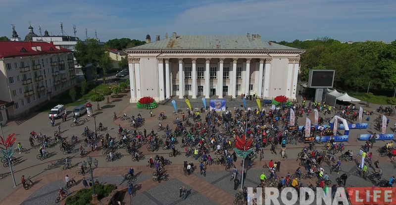 У Гродне Ровар-фэстам адкрылі летні веласезон і склалі гігантскі ровар (+відэа з дрона)