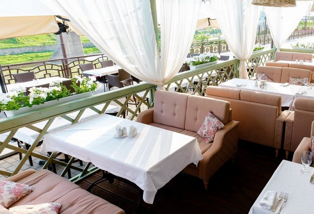 Летнія пляцоўкі ў цэнтры Гродна. Топ-10 месцаў для кавы на вольным паветры