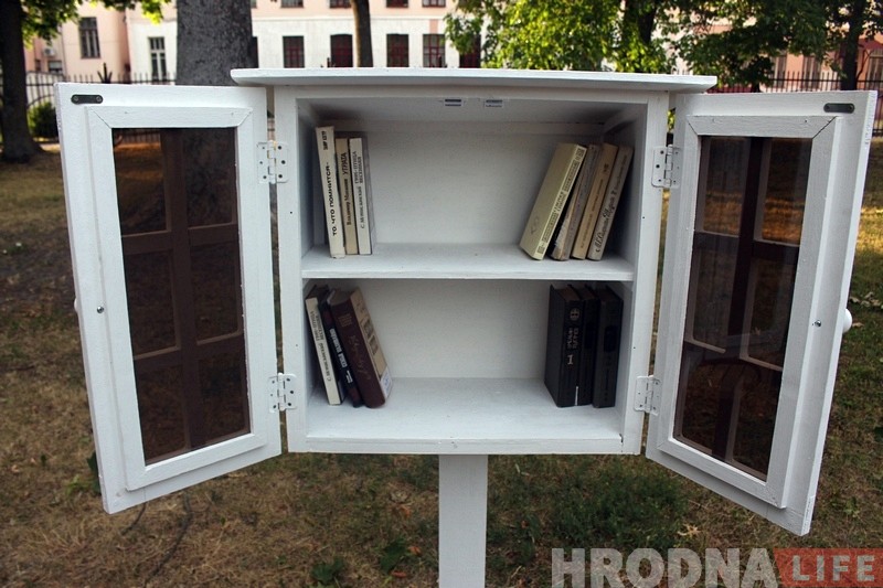 Гродзенскі шклозавод паставіў у горадзе паліцы для буккросінгу Гродзенскі шклозавод паставіў у горадзе паліцы для буккросінгу