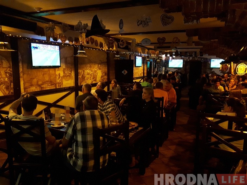 Усім не хапае месца: як гродзенцы сочаць за чэмпіянатам свету па футболе