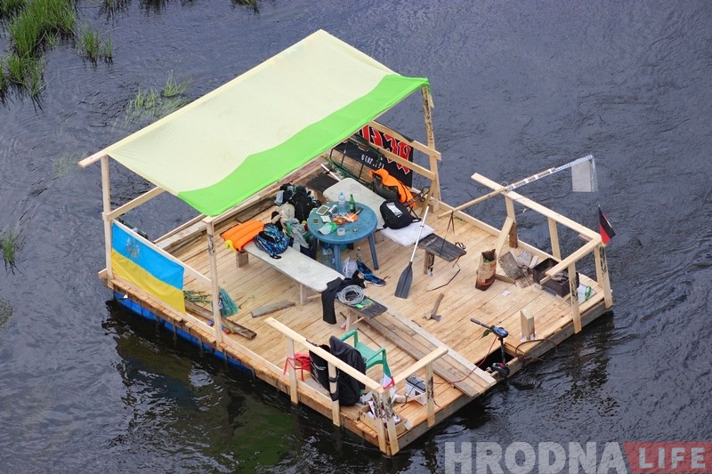 "Плыть по Неману очень круто". Гродненцы за день сделали плот и поплыли от ГЭС до Августовского канала