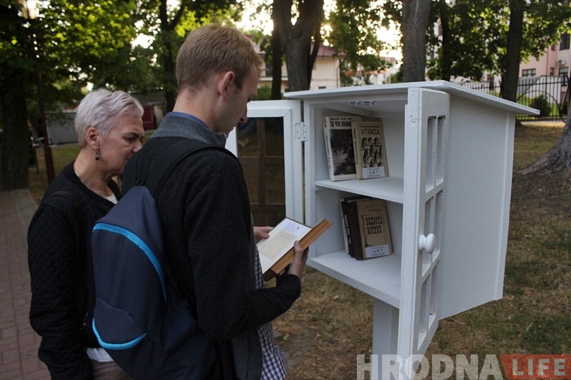 Гродзенскі шклозавод паставіў у горадзе паліцы для буккросінгу