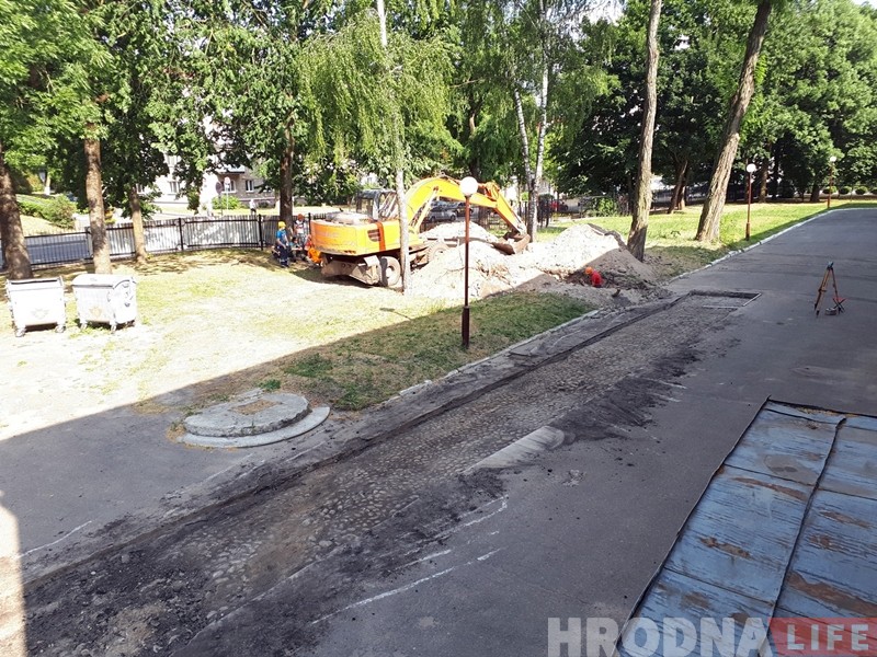 На Новым замку пад асфальтам знайшлі брук. І ён у вельмі добрым стане! На Новым замку пад асфальтам знайшлі брук. І ён у вельмі добрым стане!