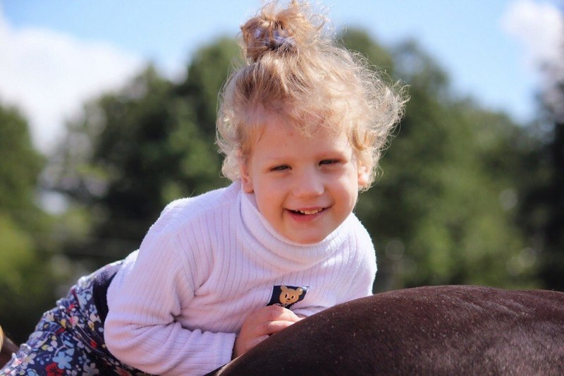 Гродзенка збірае грошы на коней, каб дапамагаць асаблівым дзецям