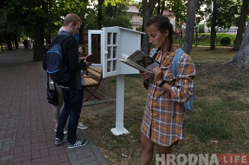 Гродзенскі шклозавод паставіў у горадзе паліцы для буккросінгу Гродзенскі шклозавод паставіў у горадзе паліцы для буккросінгу