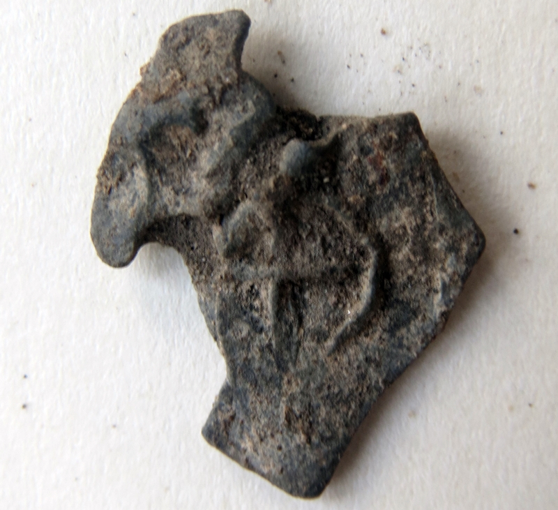 На раскопках возле Нового замка находят товарные пломбы