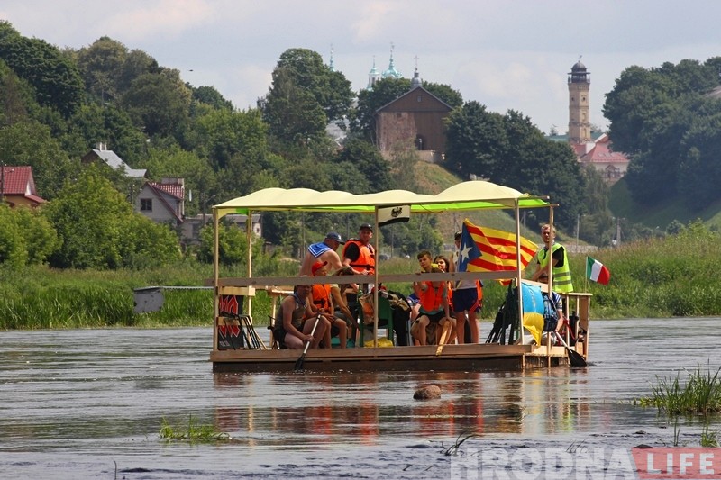 "Плыть по Неману очень круто". Гродненцы за день сделали плот и поплыли от ГЭС до Августовского канала